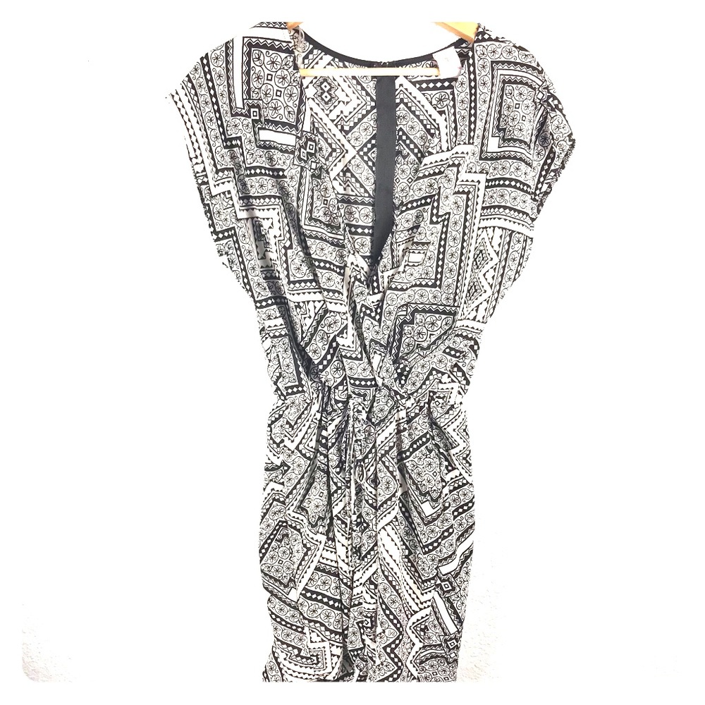 Black and white geometric jumper (shorts)
